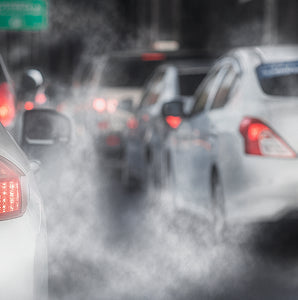 Biltrafik med avgaser och partiklar i luften – ISO-standarder för filter skyddar mot ePM1, ePM2.5 och andra föroreningar.