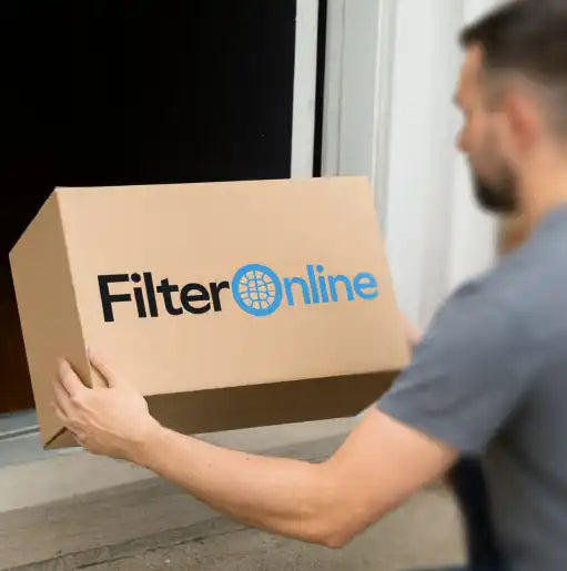 Man levererar Filteronline paket – smidig prenumeration på ventilationsfilter med hemleverans
